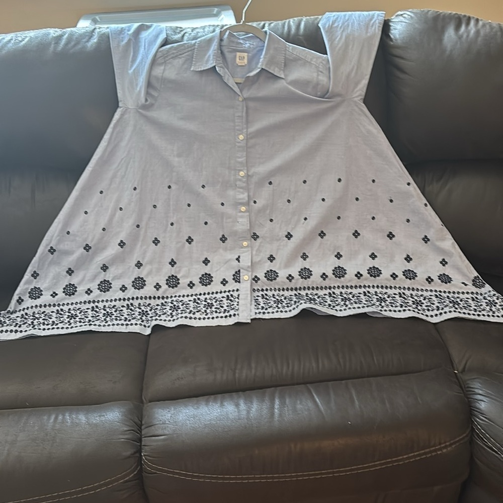 Blue shirt with dark blue floral embroidery from GAP - Picture 9 of 10